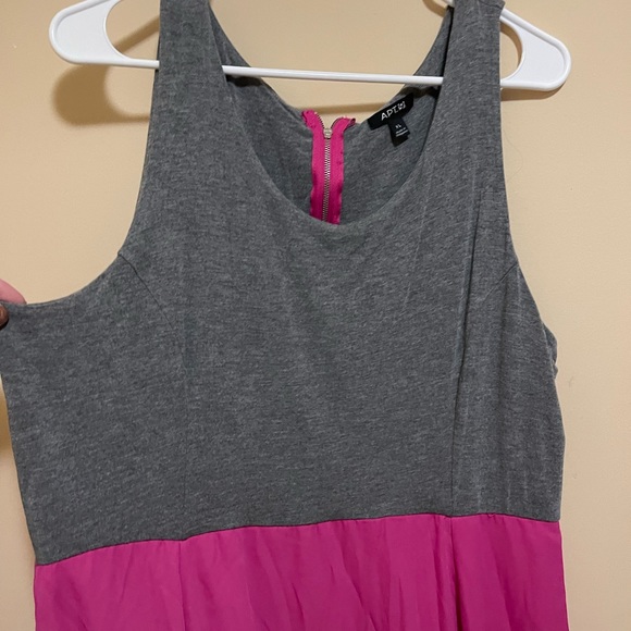 Sleeveless Summer Dress - Picture 2 of 9